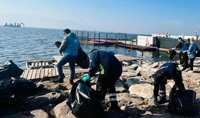 İzmir’de doğaseverler Karşıyaka’da kıyı temizliği yaptı