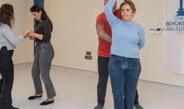 İzmir’de görme engellilere ‘dansla terapi’