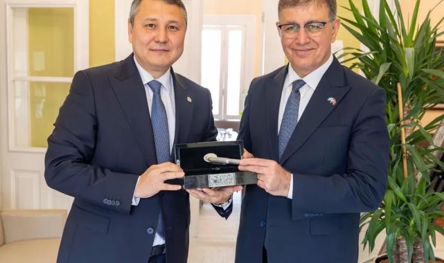 İzmir’de Kazakistan heyeti Ay Yıldızlı Konak’ta ağırlandı