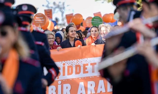 İzmir’de şiddete karşı ‘turuncu’ yürüyüş