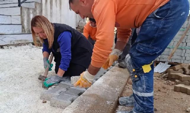 Kadın Başkan kaldırım taşlarını döşedi