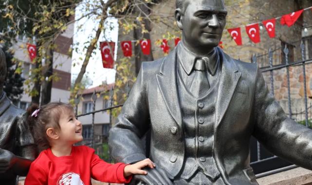 Kocaeli İzmit’te minik yüreklerden Ata’ya sevgi dolu anma