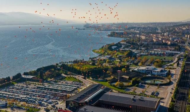 Kocaeli’de turuncu balonlar şiddetsiz dünya için gökyüzüne bırakıldı