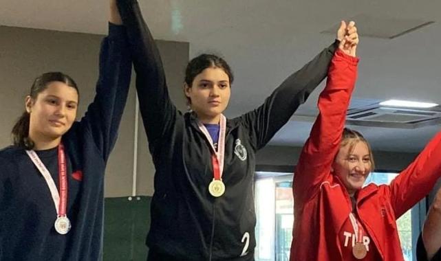 Konya Karataylı haltercilerden şampiyonada madalyalı kutlama