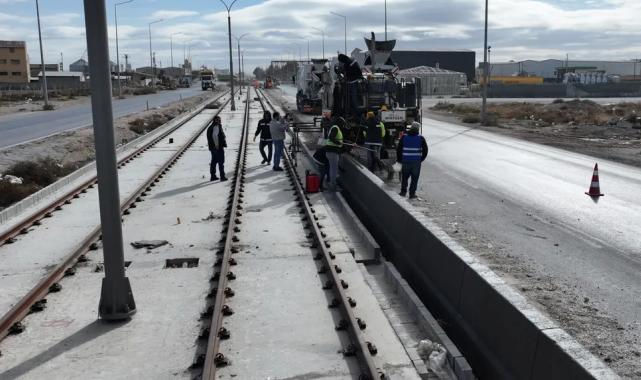 Konya tramvay hattı inşaatında trafiğini aksatmadan titiz çalışma