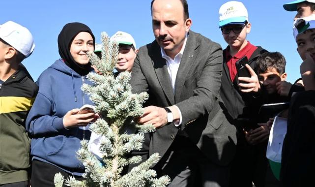 Konya’da Başkan Altay öğrencilerle birlikte fidan dikti