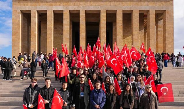 Maltepeli öğrenciler istedi, yerel yönetim Anıtkabir’e götürdü