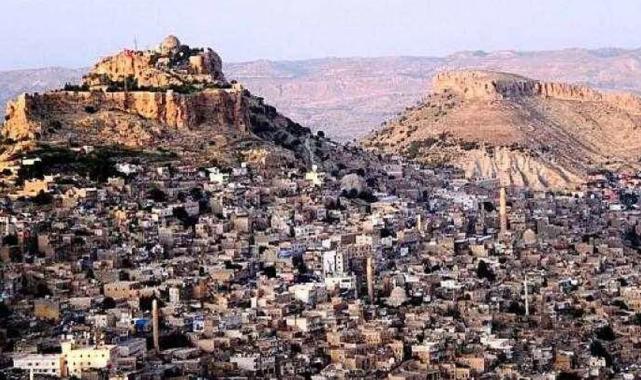 Mardin 1. Cadde’de tarihi dokuya aykırı unsurlar kaldırılıyor