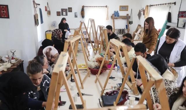 Nevşehirli üniversiteliler dokuma atölyesine katıldı