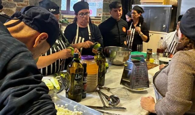 Şef Rıfat Yurttaş işitme engelli kursiyerlerle Ege yemekleri yaptı