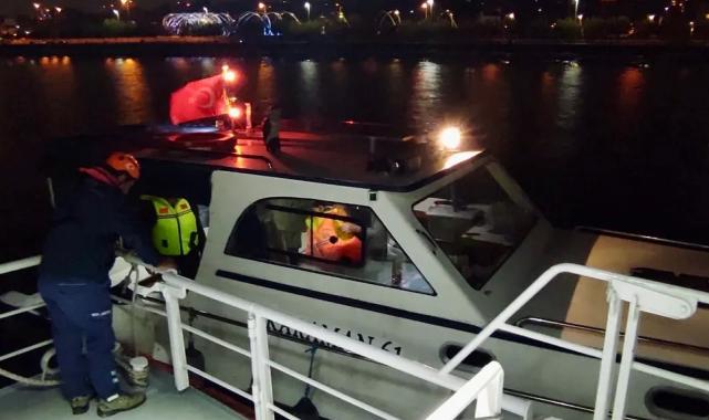 Yenikapı açıklarında 4 kişilik tekne emniyete alındı!