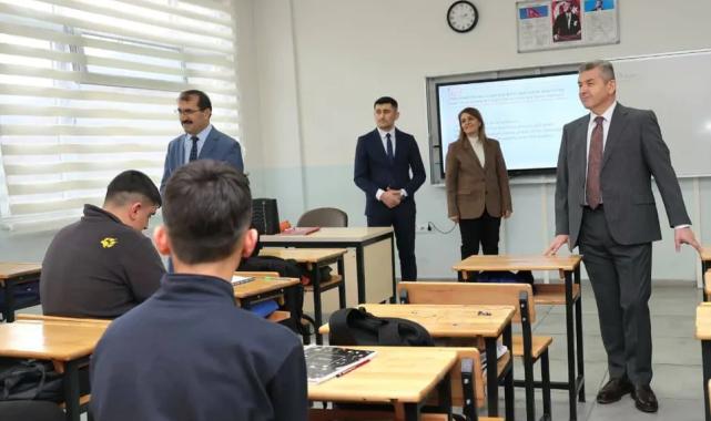 Artvin Valisi Ergün’den okullara ziyaret