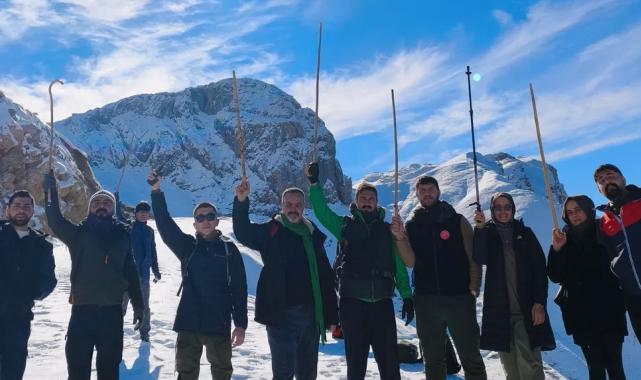 Batman’da Harrut Yaylası’na karlı yolda 4 saatlik tırmanış