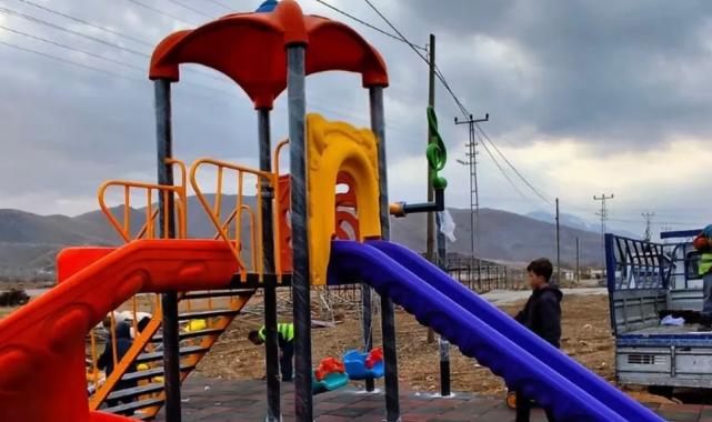 Doğanşehir Belediyesinden Güzelköy’e modern çocuk parkı