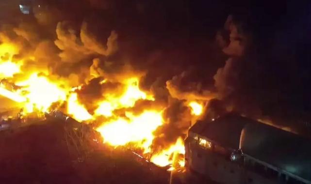 Esenyurt’ta nalbur deposunda yangın!