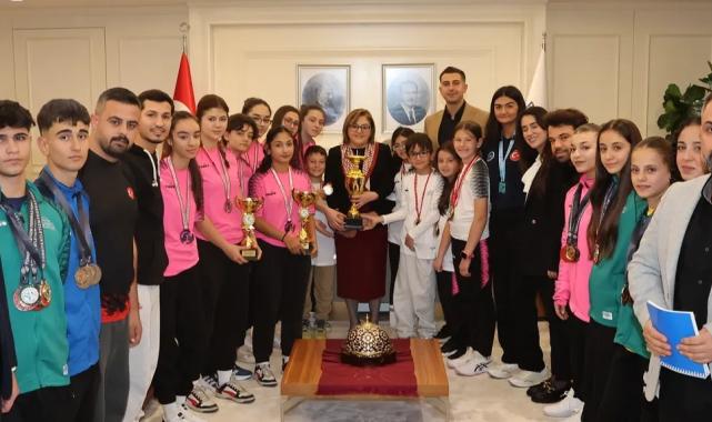 Gaziantep’in şampiyon sporcuları Başkan Şahin’i ziyaret etti