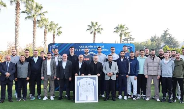 Gebze’de Başkan Büyükgöz’den voleybol takımına moral ziyareti