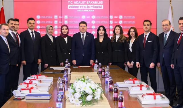 Genç hakim ve savcılar cübbelerini teslim aldı