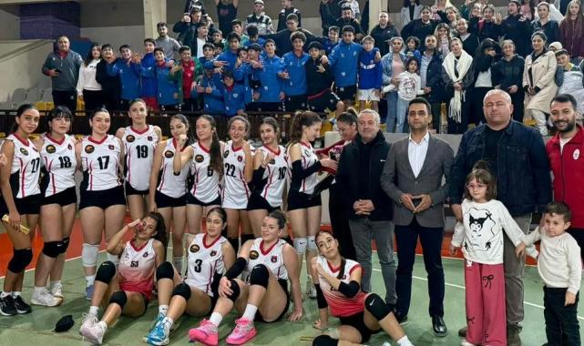 İzmir Çiğli’nin voleybol takımları ligin zirvesinde