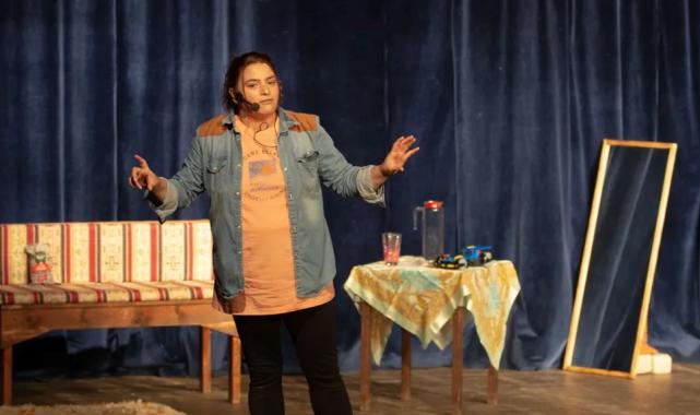 İzmir Narlıdere’de “Özel Anne” oyunu sanatseverlerle buluştu