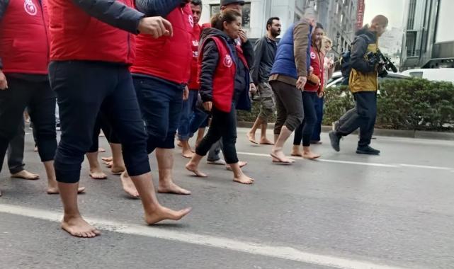 İzmir’de çıplak ayaklı protesto!