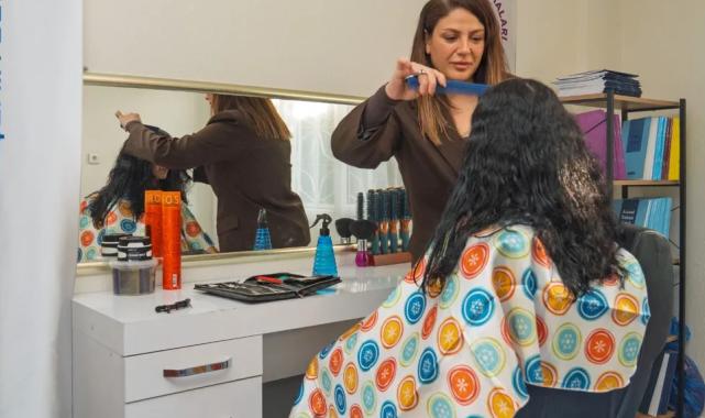 İzmir’de kadınlara mobil kuaför ve eğitim hizmeti