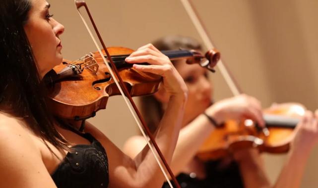 İzmir’de Türk bestecilerinin eserleri ayakta alkışlandı