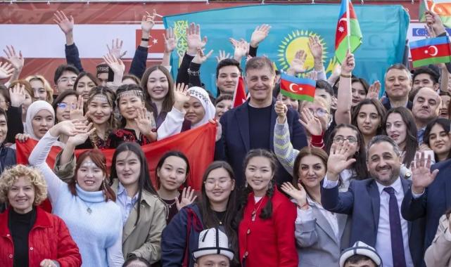 İzmir’de Türk Dili Ailesi Günü coşkusu