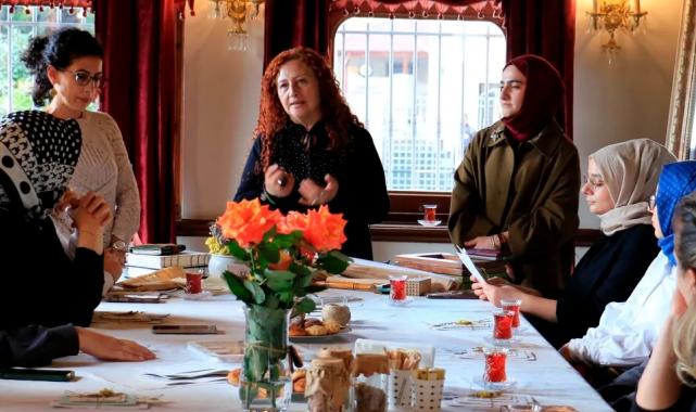 Kağıda taşınan gül figürleri Kocaeli’de sanatseverleri etkiledi