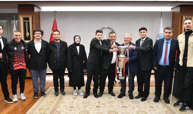 Kayseri Büyükşehir Sesi Görenler’in şampiyonunu ağırladı