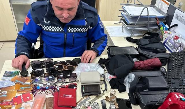 Kocaeli’de unutulan eşyalar sahiplerine teslim ediliyor