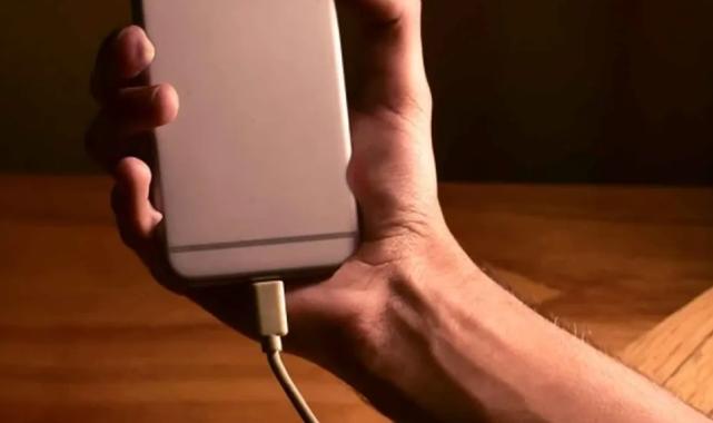 Telefonundan ayrı kalma korkusu ruh sağlığını etkiliyor!