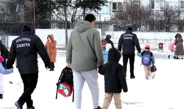 Ankara Keçiören’de karla mücadele ekipleri okulları güvende tutuyor