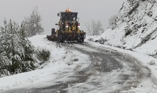 Antalya Büyükşehir ekipleri kapanan yolları iş makineleriyle açıyor
