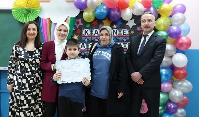 Bakan Göktaş, şehit ve gazi çocuklarının ilk karne heyecanına ortak oldu