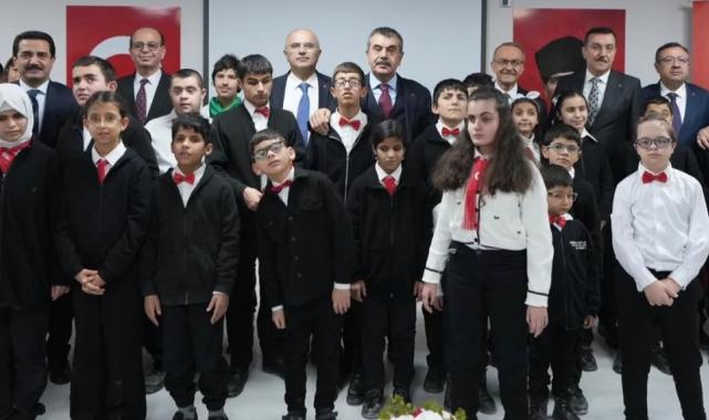 Bakan Tekin Malatyalı öğrencilerle buluştu