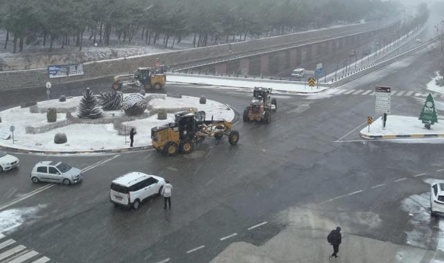 Gaziantep’te karla mücadeleye tüm hızıyla devam