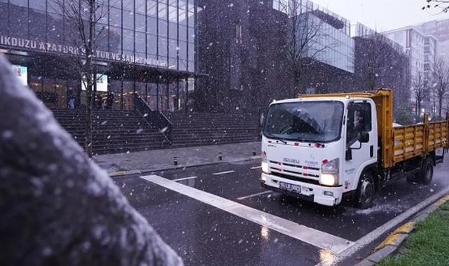 İstanbul Beylikdüzü’nde karla mücadele mesaisi