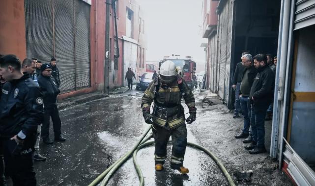 İzmir Buca’da depo yangını kısa sürede söndürüldü