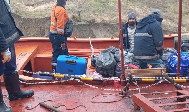 Karadeniz’de karaya oturan Türk gemisinin mürettebatı tahliye edildi