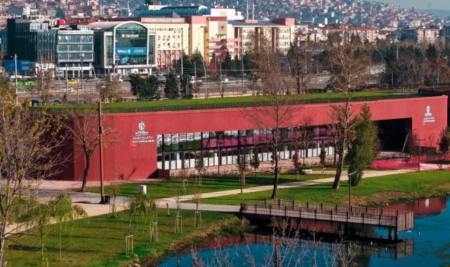 Kocaeli’de göl manzarasında ders ve okuma keyfi