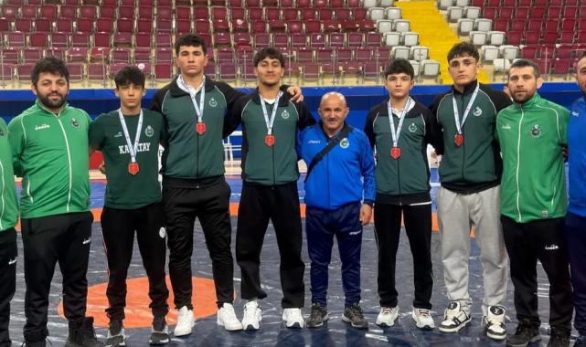 Konya Karatay’ın U17 güreşçileri şampiyonluk yolunda