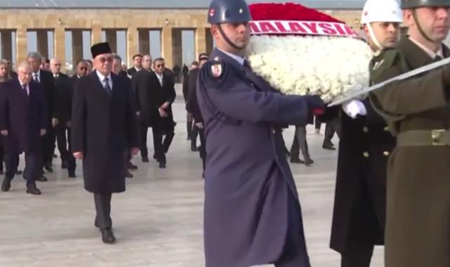 Malezya Başbakanı Enver İbrahim Anıtkabir’i ziyaret etti