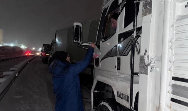 Şahbaz Derneği kar yağışında yolda kalan vatandaşların yanında