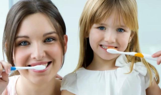 Süt dişlerinde düzenli fırçalama şart