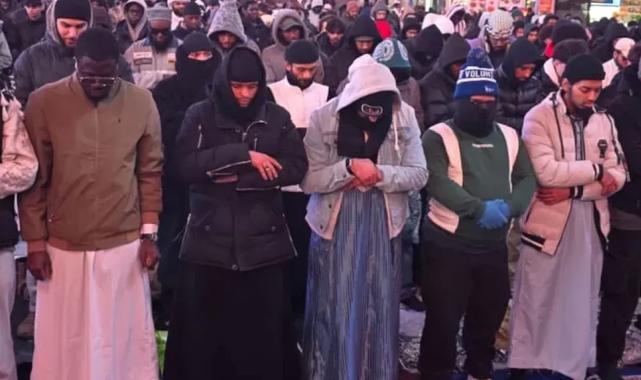 ABD Times Meydanı’nda teravih namazı