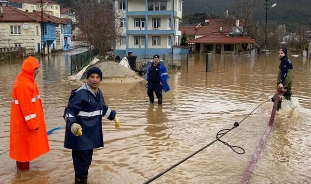Antalya Büyükşehir Belediyesi ekipleri yağışın izlerini siliyor