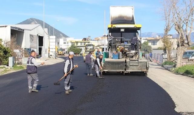 Finike’nin ana arterleri sıcak asfalt ile kaplanıyor