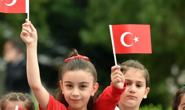 Eğitimde ikinci dönem ‘Bayrak Sevgisi’ temasıyla başladı