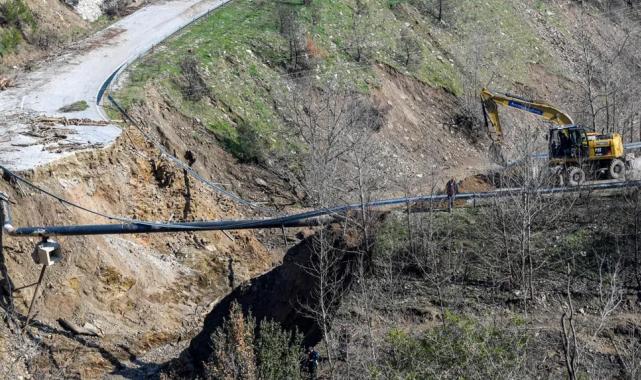 İzmir Ödemiş’te çöken yolda çalışmalar başladı